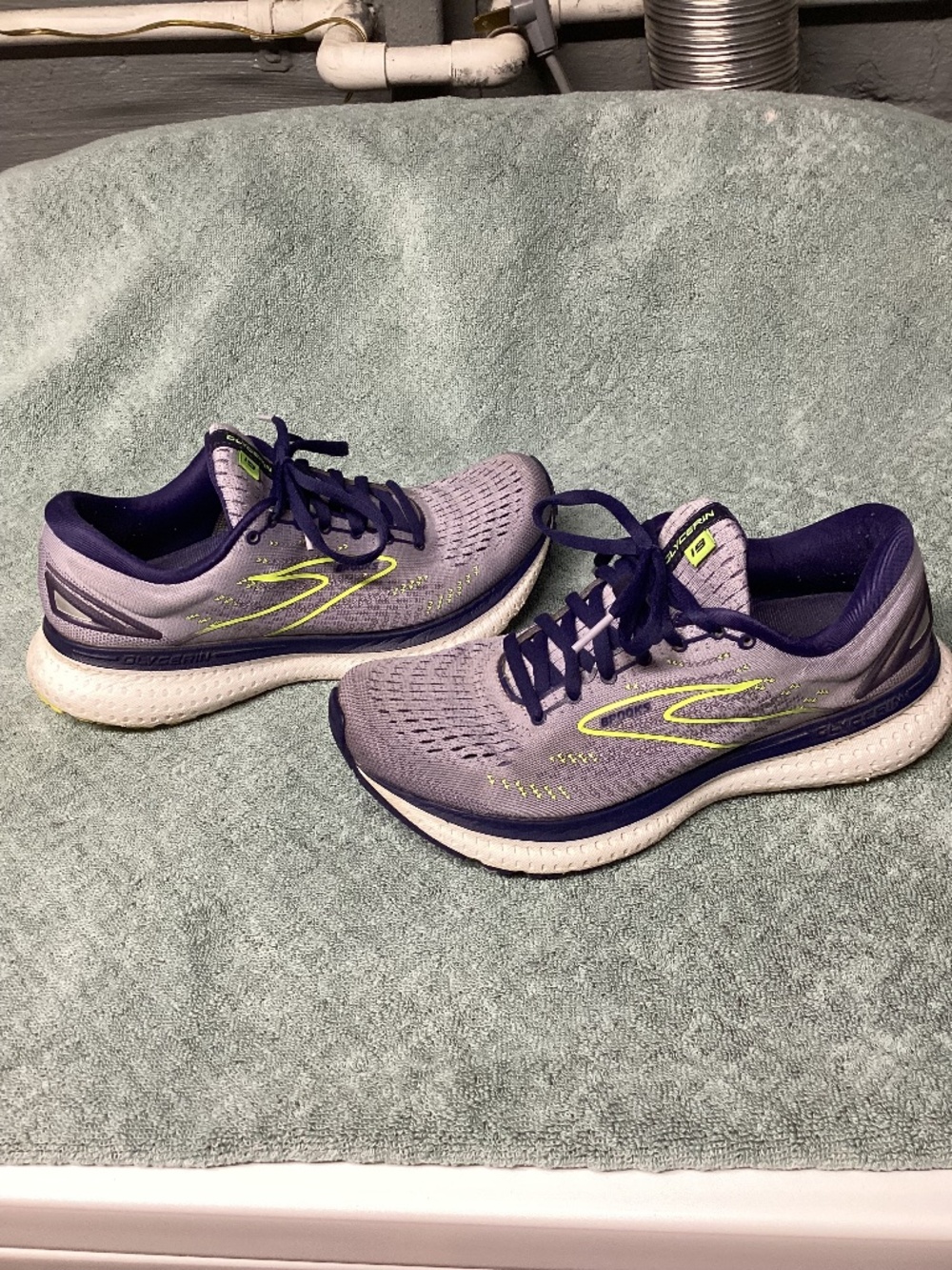 Woman’s Brooks Glycerin 19 sneakers